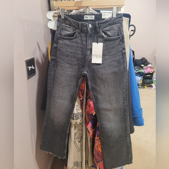 🆕️ Zara Mid Rise Flare Cropped Jeans - Picture 2 of 4
